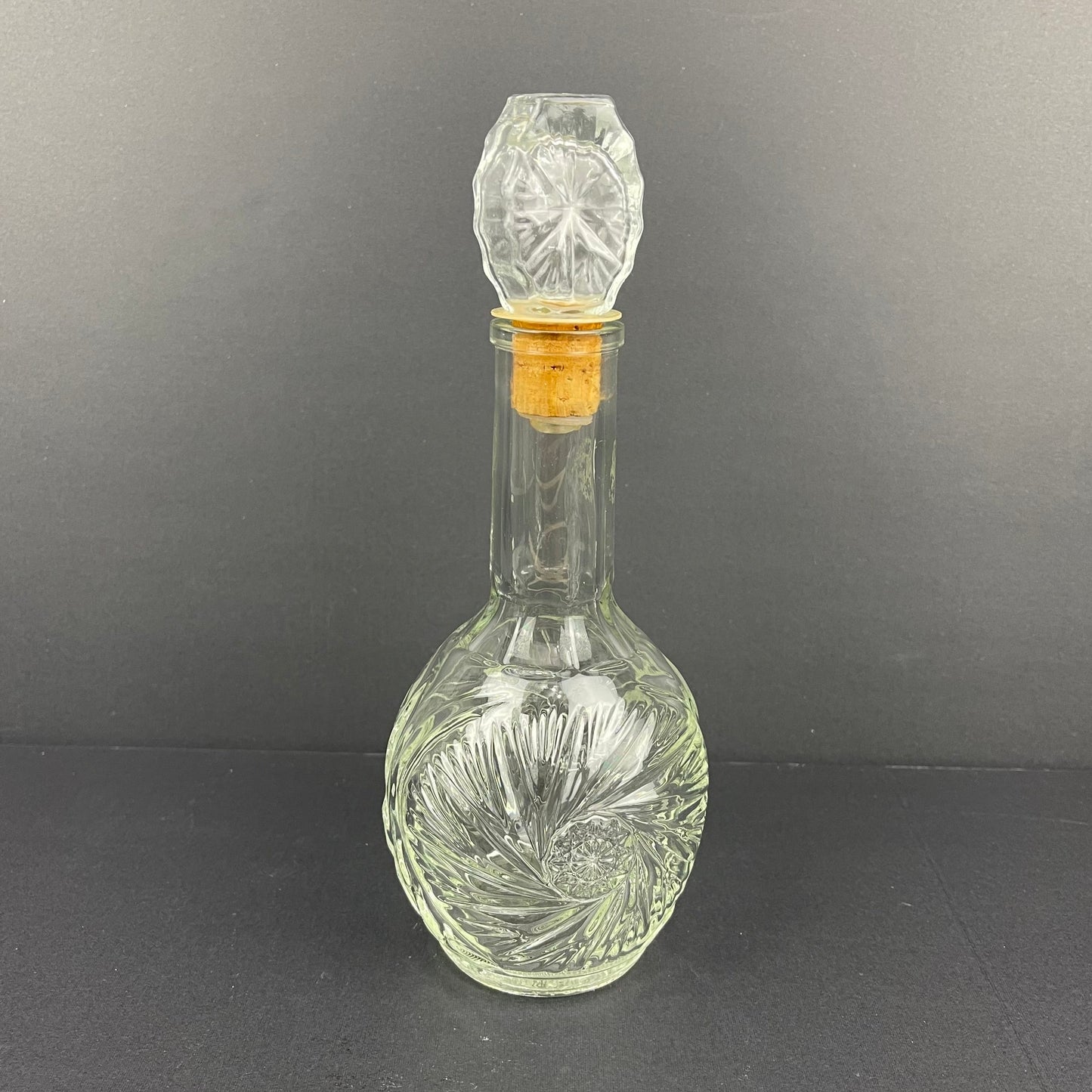 Glass decanter bottle with stopper