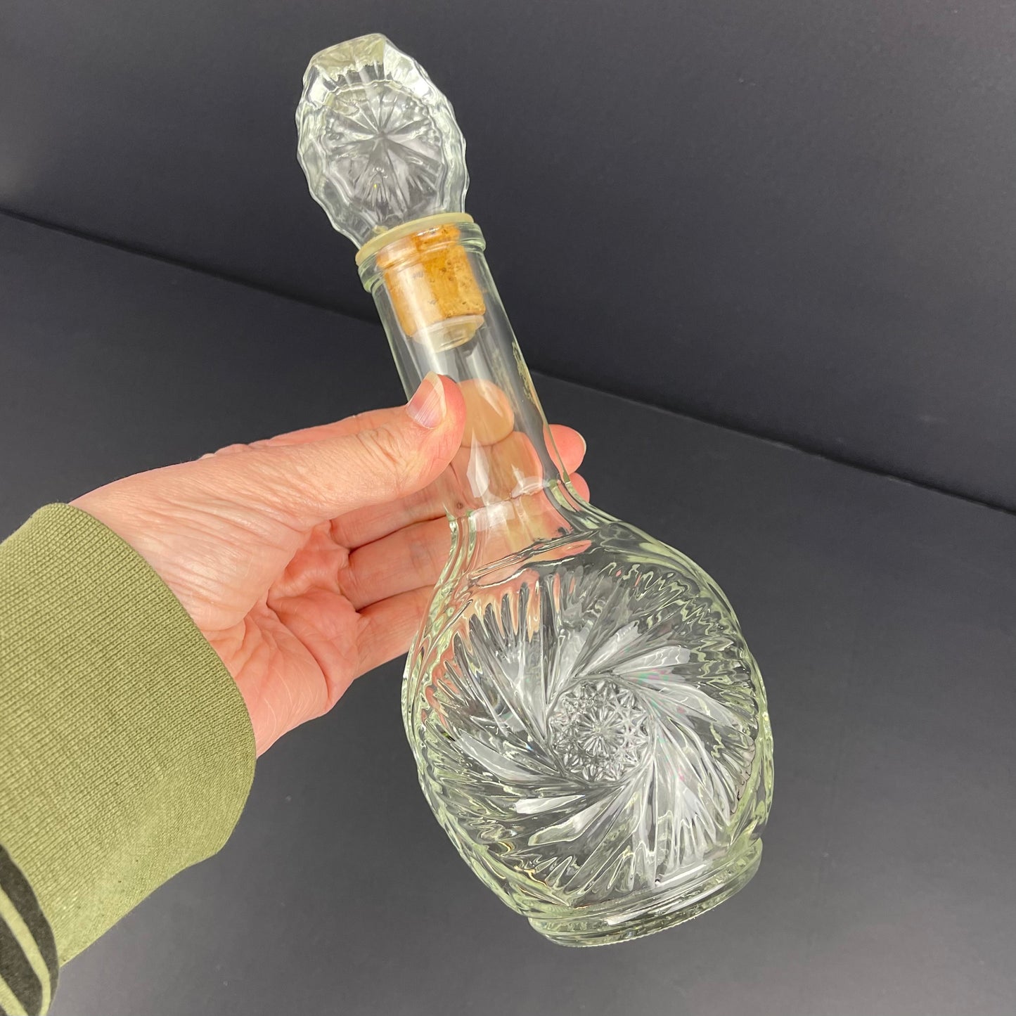 Glass decanter bottle with stopper