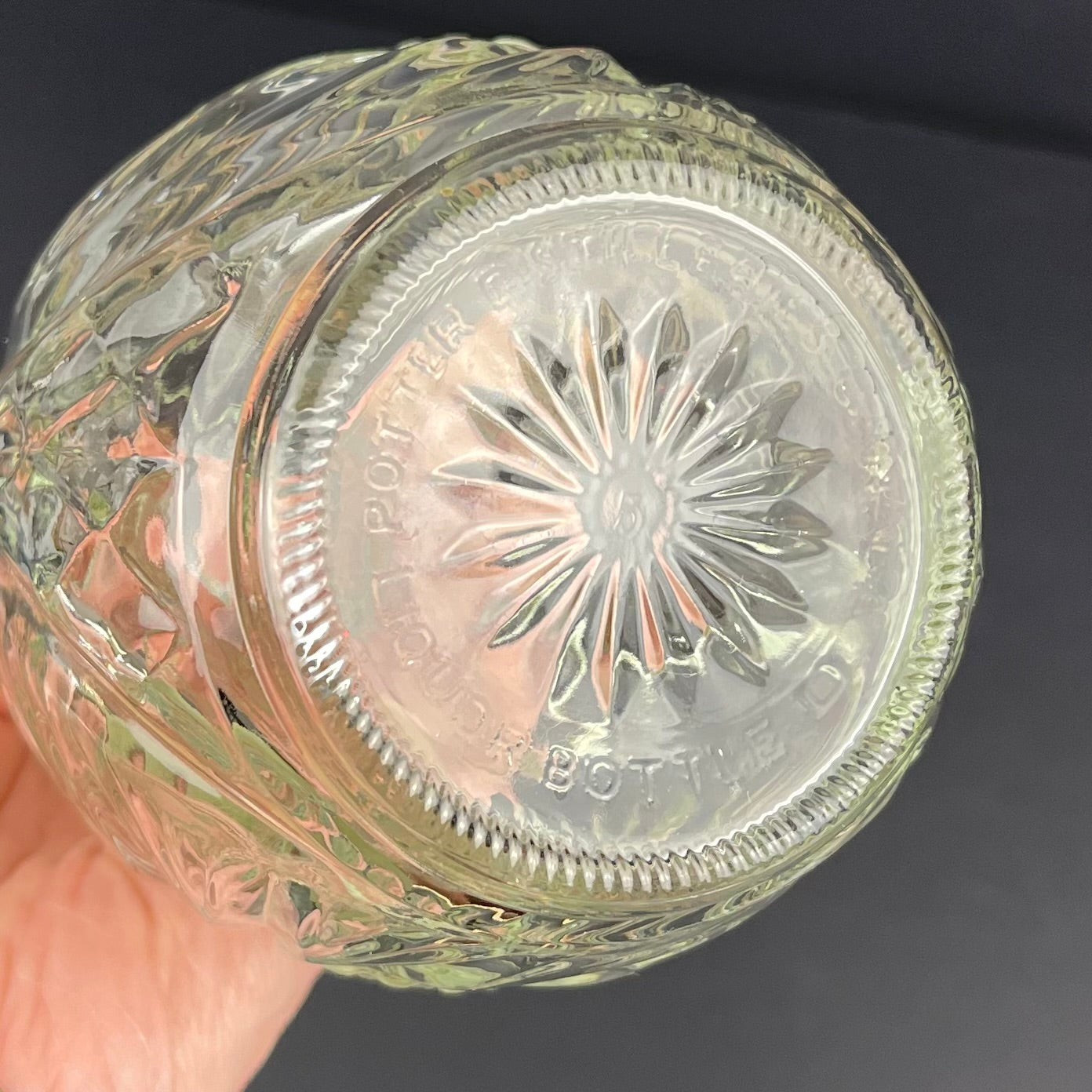 Glass decanter bottle with stopper