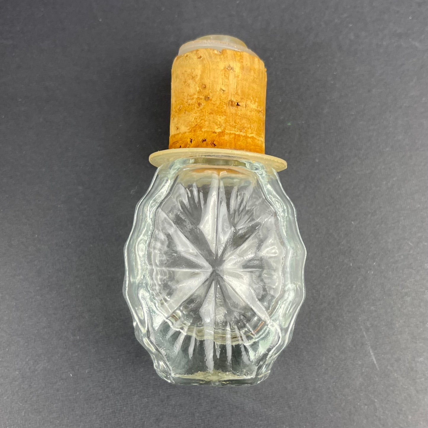 Glass decanter bottle with stopper