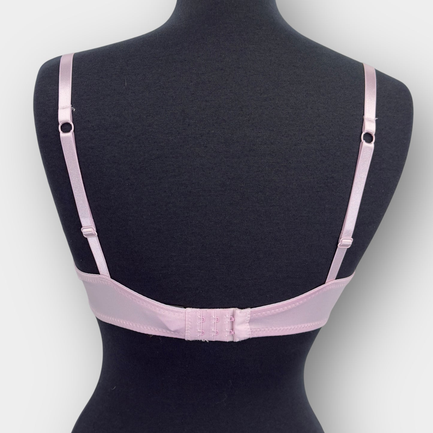 Lightly lined underwire bra (36B)
