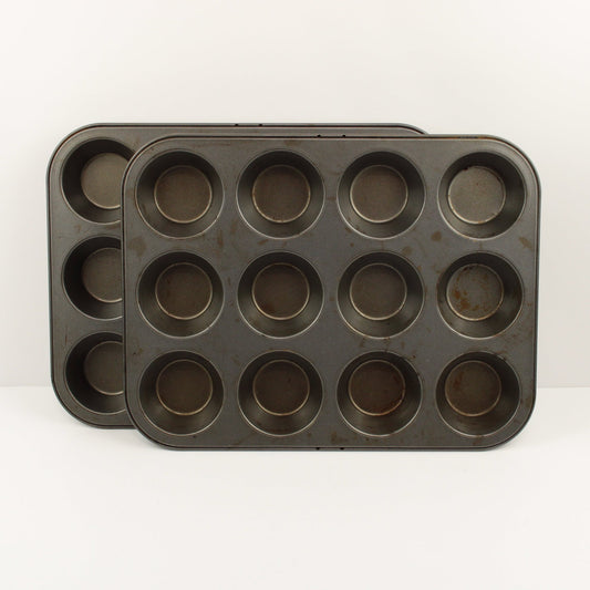 Set of muffin tins