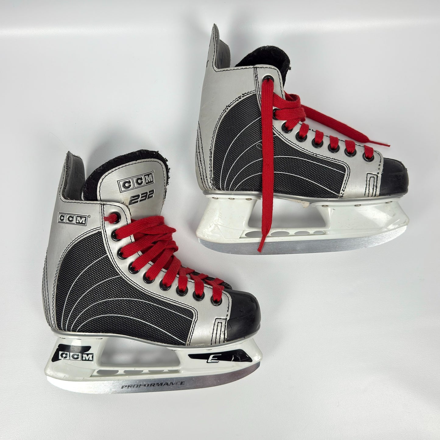 CCM 232 Youth Skates 1Y (fits 2Y)
