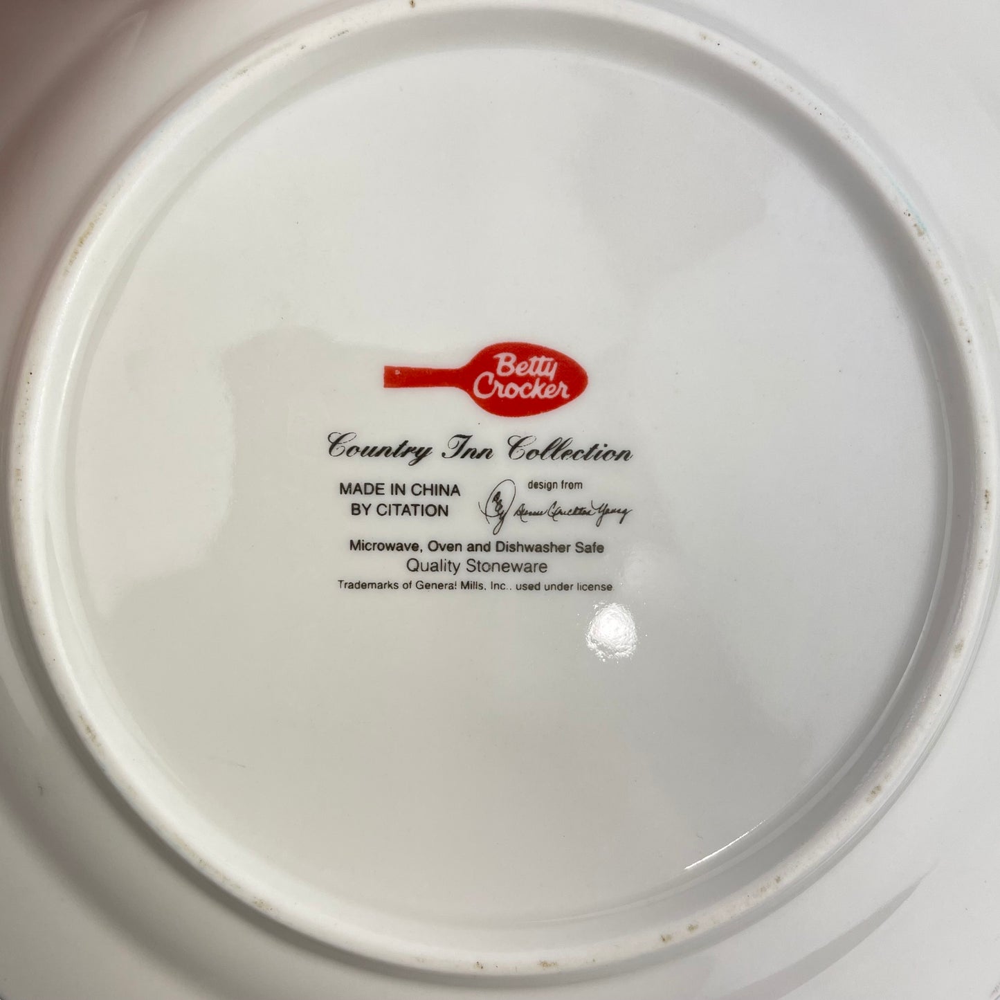 Betty Crocker plates (8)